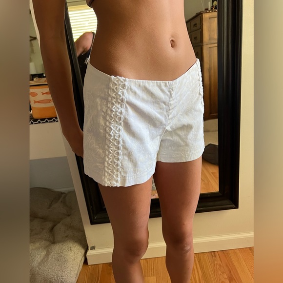 Lilly Pulitzer Pants - Lilly Pulitzer sz 2 white shorts w appliqué
